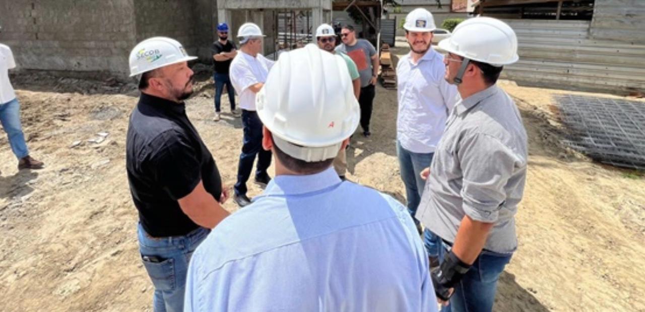 Prefeito Bruno inicia semana vistoriando obras do Parque Linear no Severino Cabral