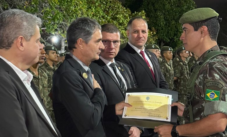 Deputado Romero Rodrigues recebe Título de Colaborador Emérito do Exército em Campina Grande