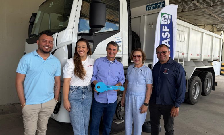 Deputado Romero Rodrigues entrega caminhão caçamba à cidade de Guarabira e anuncia novos investimentos Deputado Romero Rodrigues entrega caminhão caçamba à cidade de Guarabira e anuncia novos investimentos