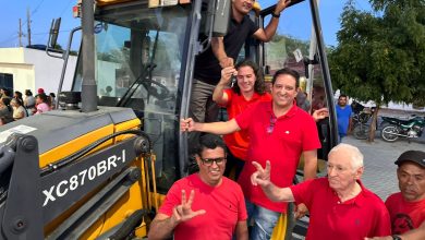 Veneziano entrega maquinário agrícola a associação em Pedro Velho e beneficia mais de mil famílias em Aroeiras