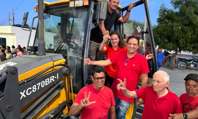 Veneziano entrega maquinário agrícola a associação em Pedro Velho e beneficia mais de mil famílias em Aroeiras Veneziano entrega maquinário agrícola a associação em Pedro Velho e beneficia mais de mil famílias em Aroeiras