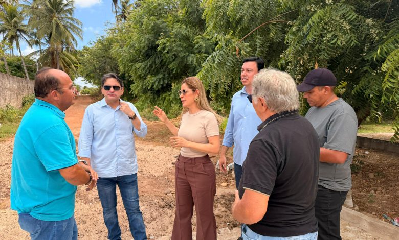 Murilo Galdino comemora instalação de telefonia celular e andamento das obras da estrada da Praia de Campina