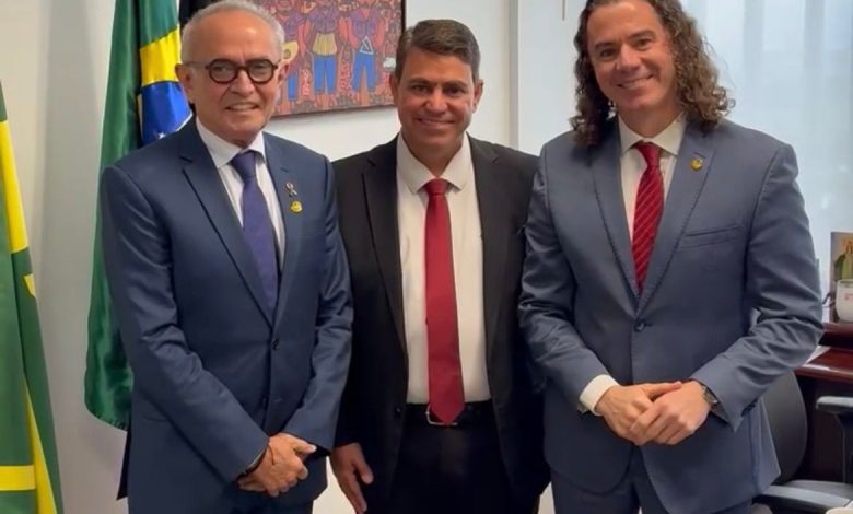 Ao lado de Cícero, Veneziano recebe o apoio à sua reeleição do presidente da Câmara de João Pessoa, Dinho Dowsley