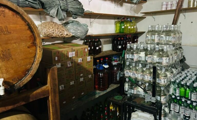 Operação em Campina Grande fecha fábricas sem registros, prende donos e examinará bebidas Operação em Campina Grande fecha fábricas sem registros, prende donos e examinará bebidas