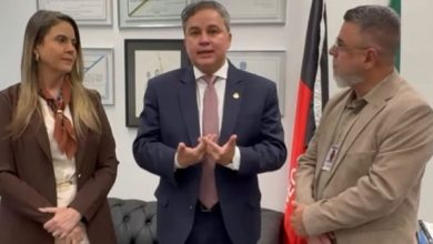 Senador Efraim Morais recebe vereadora Carol Gomes e representante do Conselho Federal para dialogar sobre o piso salarial dos fisioterapeutas