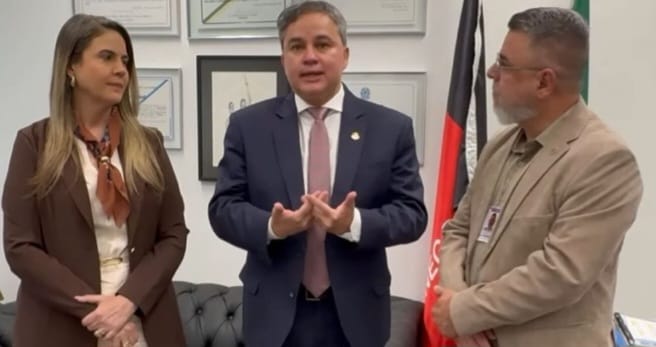 Senador Efraim Morais recebe vereadora Carol Gomes e representante do Conselho Federal para dialogar sobre o piso salarial dos fisioterapeutas