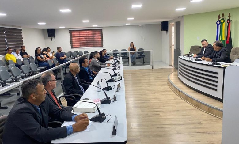 Vereadores de Queimadas aprovam projetos e requerimentos durante sessão ordinária Vereadores de Queimadas aprovam projetos e requerimentos durante sessão ordinária