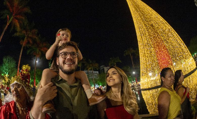 Abertura do Natal Iluminado reúne centenas de pessoas e encanta com decoração e apresentações culturais Abertura do Natal Iluminado reúne centenas de pessoas e encanta com decoração e apresentações culturais