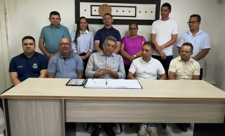 Prefeto de Massaranduba assina publicação de licitação para pavimentação asfáltica de várias ruas Prefeto de Massaranduba assina publicação de licitação para pavimentação asfáltica de várias ruas