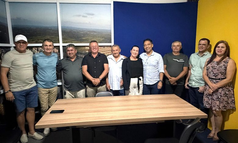 Romero Rodrigues recebe apoio do prefeito e do grupo político da situação em São Sebastião de Lagoa de Roça Romero Rodrigues recebe apoio do prefeito e do grupo político da situação em São Sebastião de Lagoa de Roça