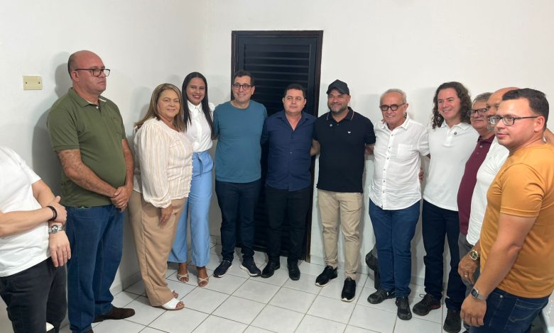 Ao lado de Cícero, Veneziano e prefeito Lao Martins entregam ruas pavimentadas na cidade de Sobrado