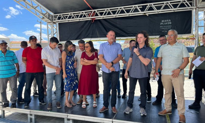 Prefeito de São João do Cariri entrega R$ 2 milhões em veículos à população e agradece a Veneziano destinação de recursos Prefeito de São João do Cariri entrega R$ 2 milhões em veículos à população e agradece a Veneziano destinação de recursos