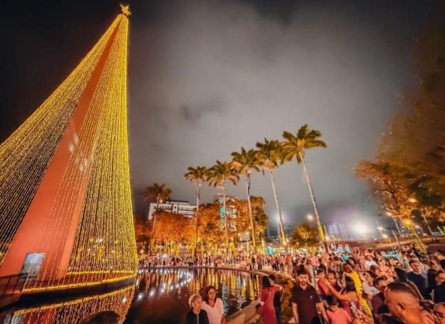 Natal Iluminado se despede em Campina Grande com show de axé, grupos folclóricos e escola de samba