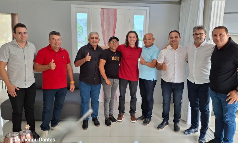 Veneziano recebe vereadores e lideranças de Pombal e Cajazeirinhas, que reafirmam apoio à sua reeleição ao Senado Veneziano recebe vereadores e lideranças de Pombal e Cajazeirinhas, que reafirmam apoio à sua reeleição ao Senado