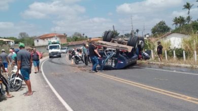 Caminhão-pipa capota próximo a Campina Grande e deixa pai e filho feridos