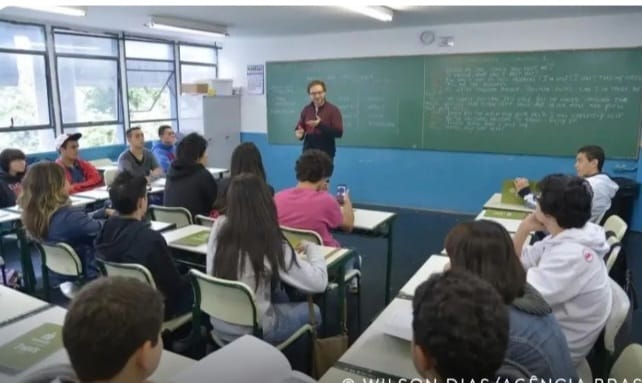 Piso do magistério tem um reajuste de 5,4% através de MP e chega a R$ 5,1 mil Piso do magistério tem um reajuste de 5,4% através de MP e chega a R$ 5,1 mil