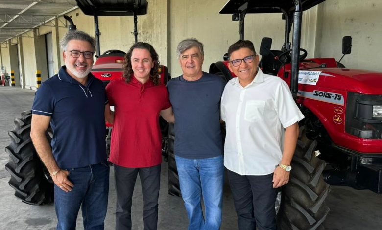 Veneziano entrega maquinário agrícola ao prefeito Antônio Ferreira, de Mogeiro, e reafirma compromissos com sua gestão
