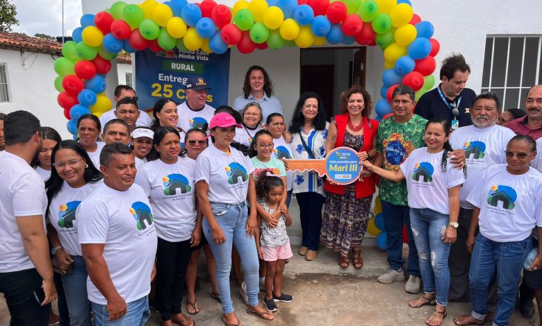 Veneziano ressalta articulação para garantir 145 casas em Mari e prefeita agradece ao Senador durante solenidade