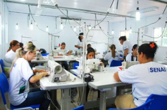 Pocinhos abre 40 vagas para curso de Costureiro Industrial em parceria com SENAI e Alpargatas