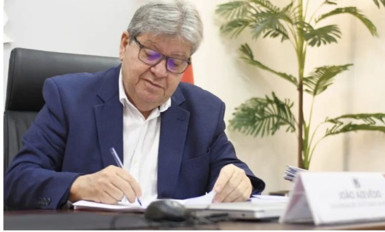João Azevêdo anuncia reajuste salarial linear de 10% para todos os servidores do Estado, elevando a folha em mais de R$ 1 bilhão por ano