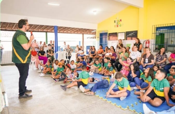 Campina Grande inicia ano letivo para mais de 35 mil estudantes e entrega kits escolares
