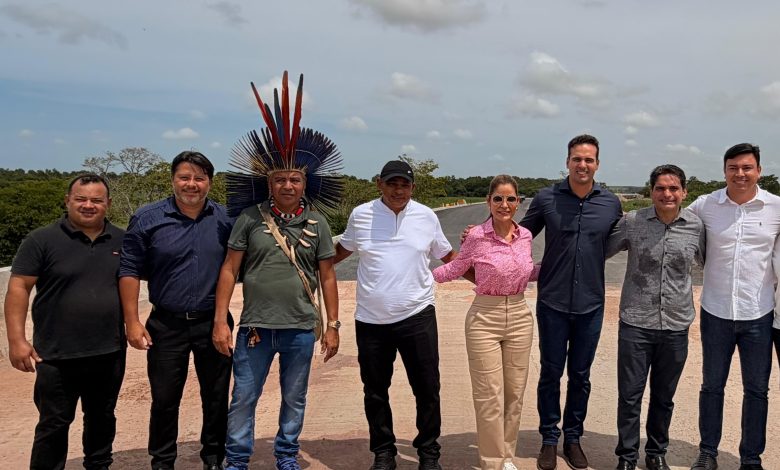Ao lado de Lucas, Murilo visita obras da estrada de Ponta de Campina, em Rio Tinto