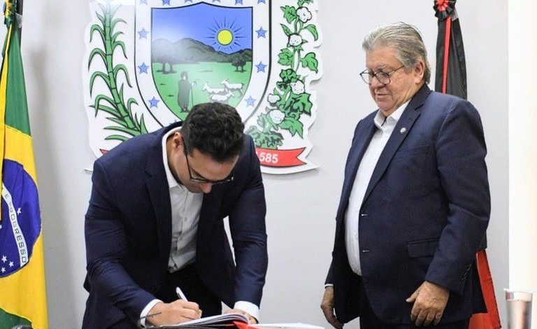 João Azevêdo transmite cargo para Lucas Ribeiro que assume interinamente o governo até 1º de março* João Azevêdo transmite cargo para Lucas Ribeiro que assume interinamente o governo até 1º de março*