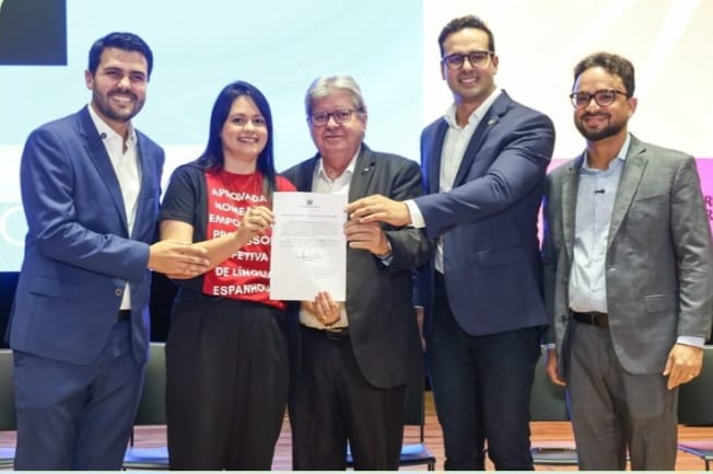 João Azevêdo empossa mil professores e destaca salário 35% acima do piso em dia histórico para a Educação da Paraíba