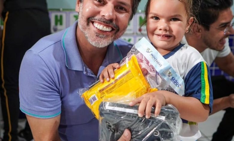Prefeitura de Montadas inicia entrega dos kit´s escolares pra toda rede municipal de ensino