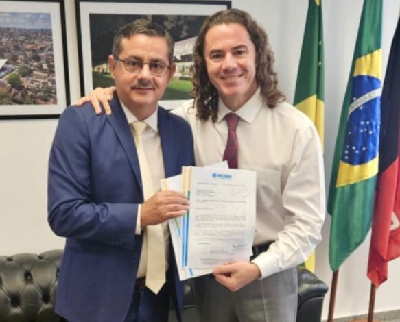 Boa Vista é contemplada com van para transporte de pacientes após articulação do prefeito com o senador Veneziano